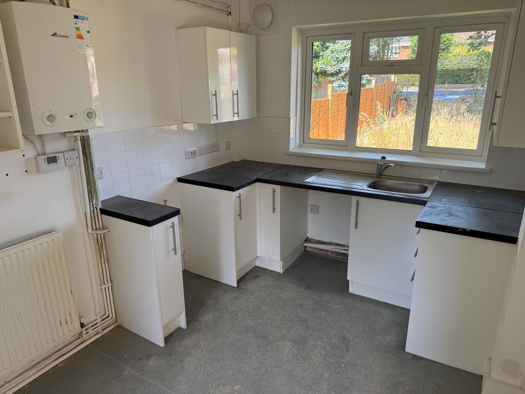 Lot: 170 - SEMI-DETACHED HOUSE IN NEED OF UPDATING -